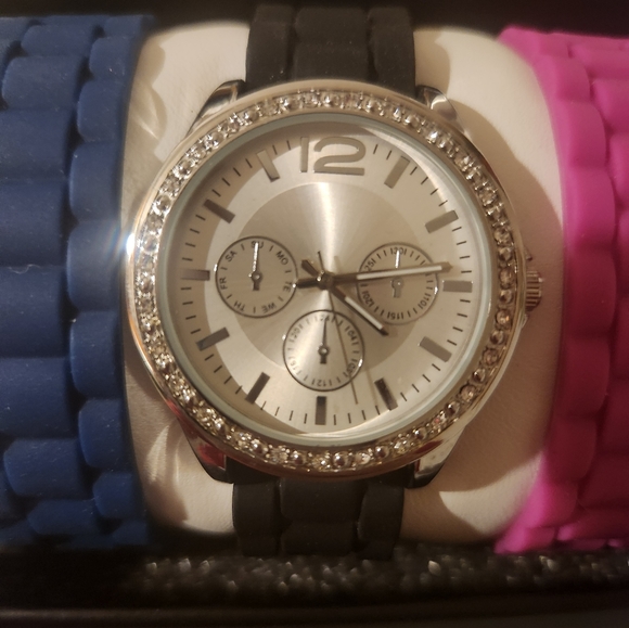 Watch with interchangeable straps. - Picture 3 of 3